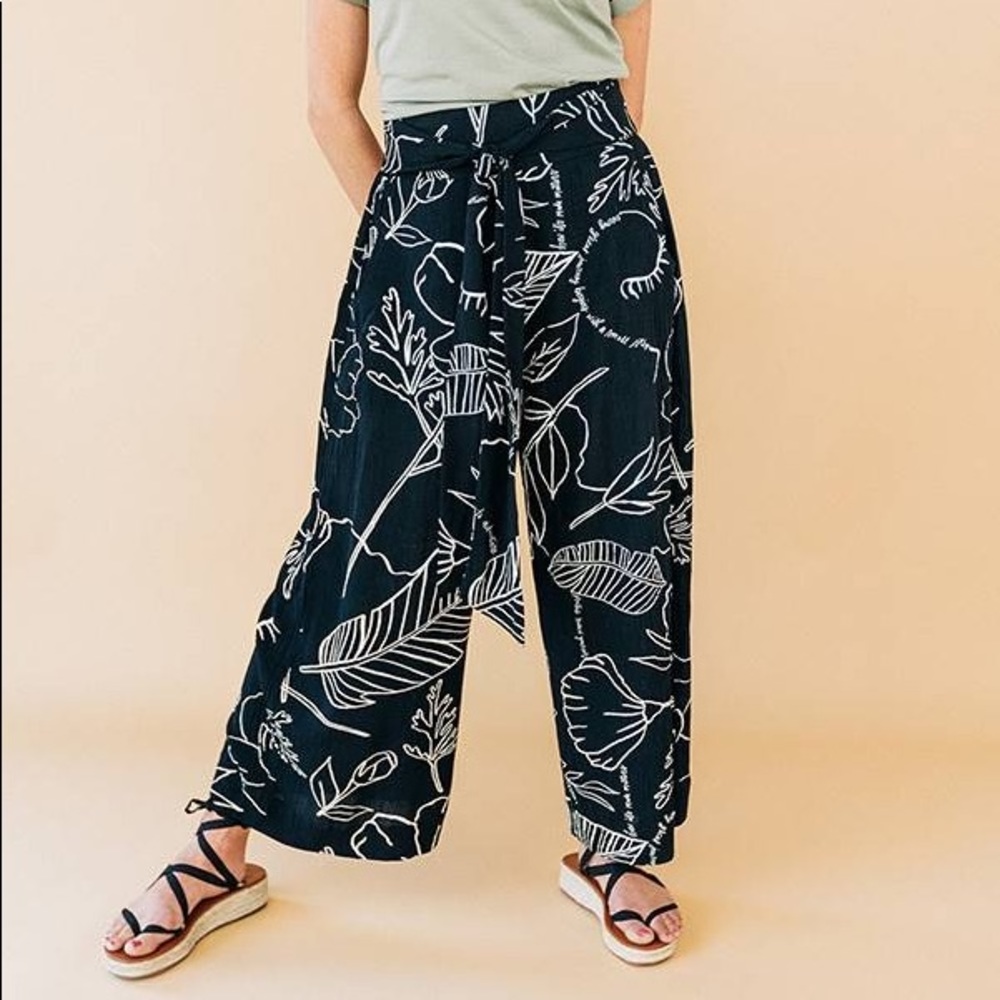 Sseko cropped magic pants (size 1 fits 2-8)